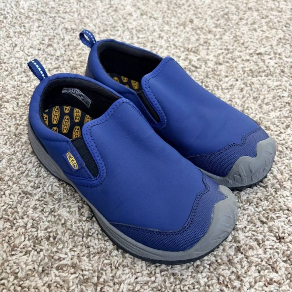 Size 4 / Boys KEEN Sneakers